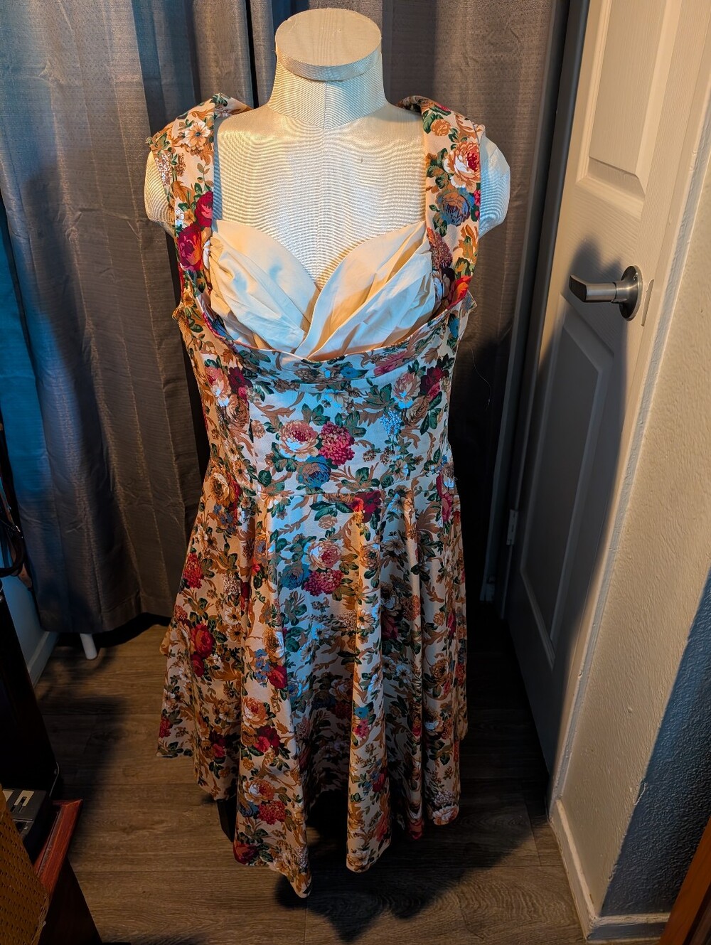 It Has Pockets! - Picture 2 of 7